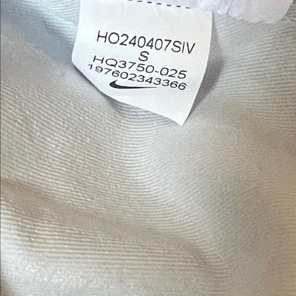 Nike Sportswear Women's Woven Light Grey Oversized Rain/Wind Jacket Size S - Picture 10 of 11